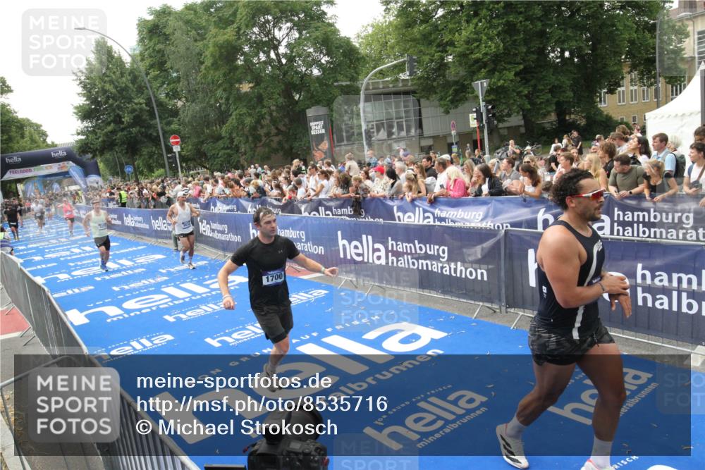 29.06.2025 - hella hamburg halbmarathon Michael Strokosch http://msf.ph/oto/8535716 29.06.2025 10:42:47 Ziel  meine-sportfotos.de