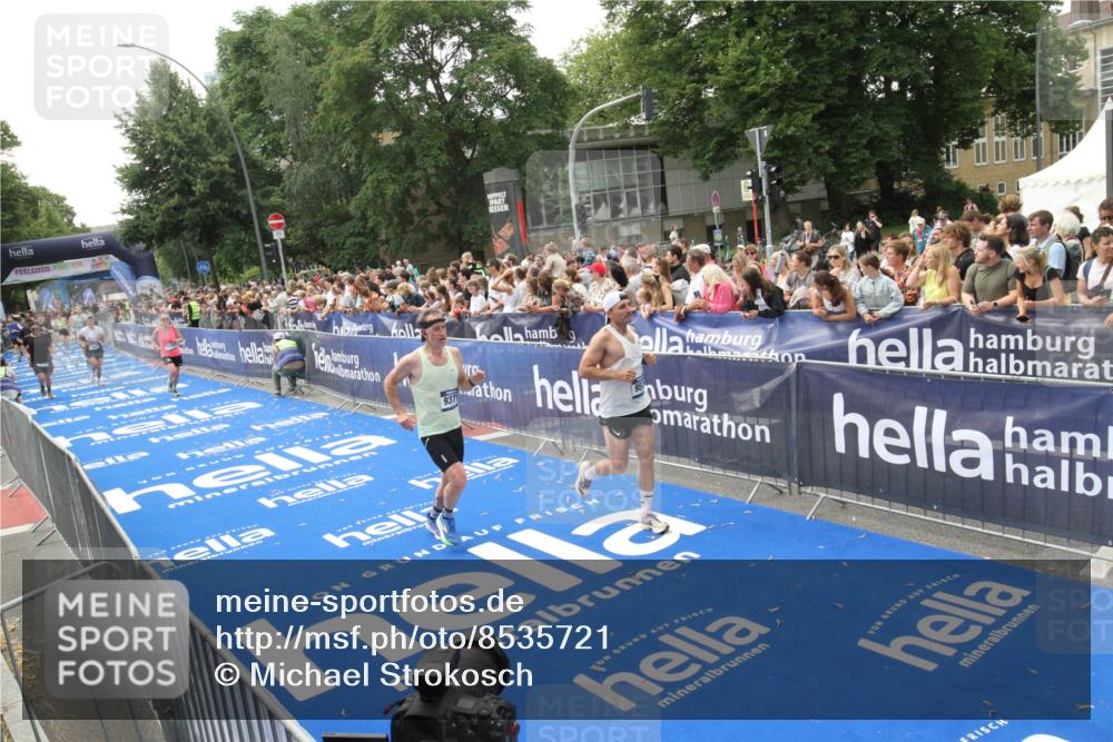29.06.2025 - hella hamburg halbmarathon Michael Strokosch http://msf.ph/oto/8535721 29.06.2025 10:42:49 Ziel  meine-sportfotos.de