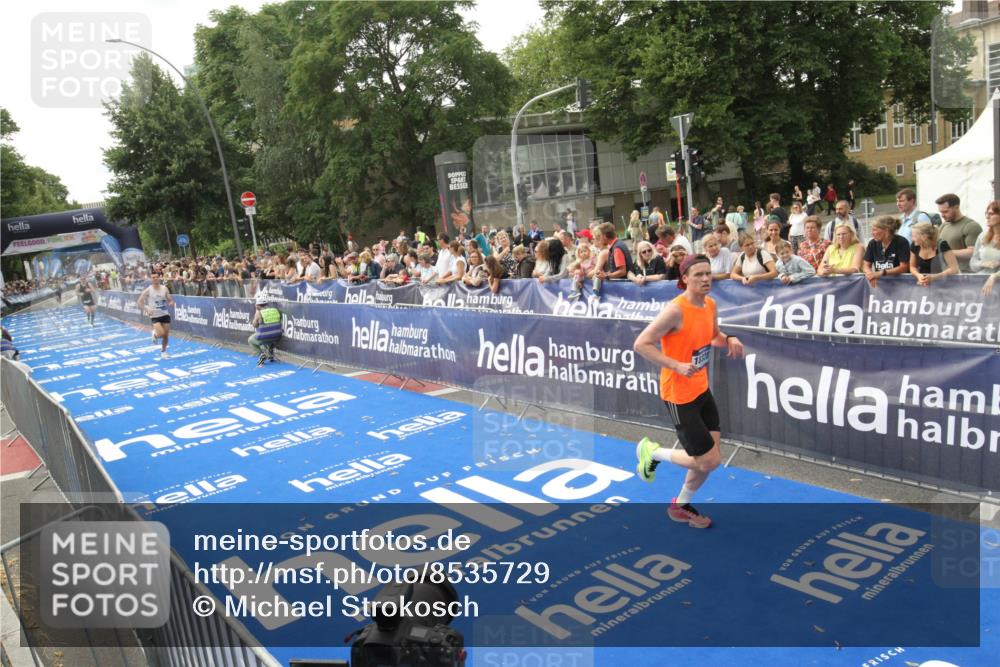 29.06.2025 - hella hamburg halbmarathon Michael Strokosch http://msf.ph/oto/8535729 29.06.2025 10:23:05 Ziel  meine-sportfotos.de