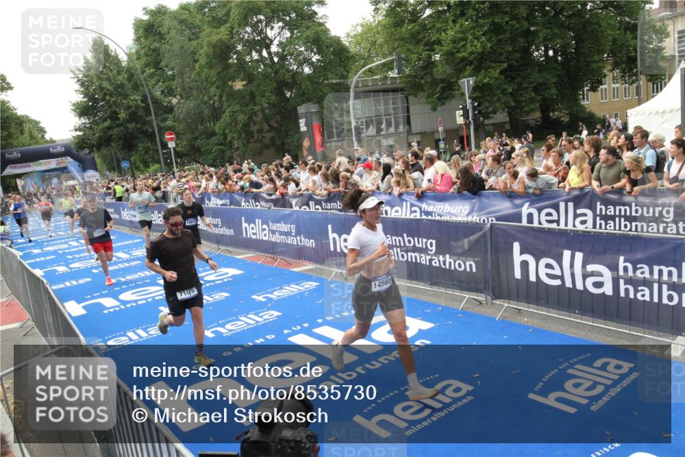 29.06.2025 - hella hamburg halbmarathon Michael Strokosch http://msf.ph/oto/8535730 29.06.2025 10:42:53 Ziel  meine-sportfotos.de