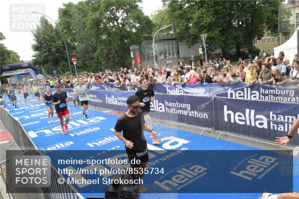 29.06.2025 - hella hamburg halbmarathon Michael Strokosch http://msf.ph/oto/8535734 29.06.2025 10:42:54 Ziel  meine-sportfotos.de