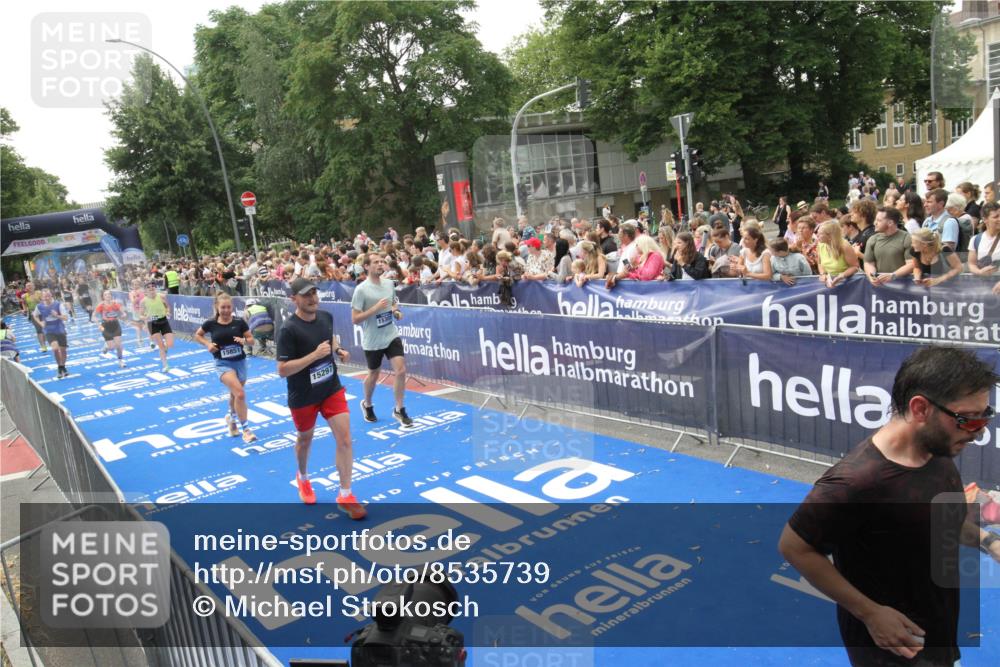 29.06.2025 - hella hamburg halbmarathon Michael Strokosch http://msf.ph/oto/8535739 29.06.2025 10:42:55 Ziel  meine-sportfotos.de