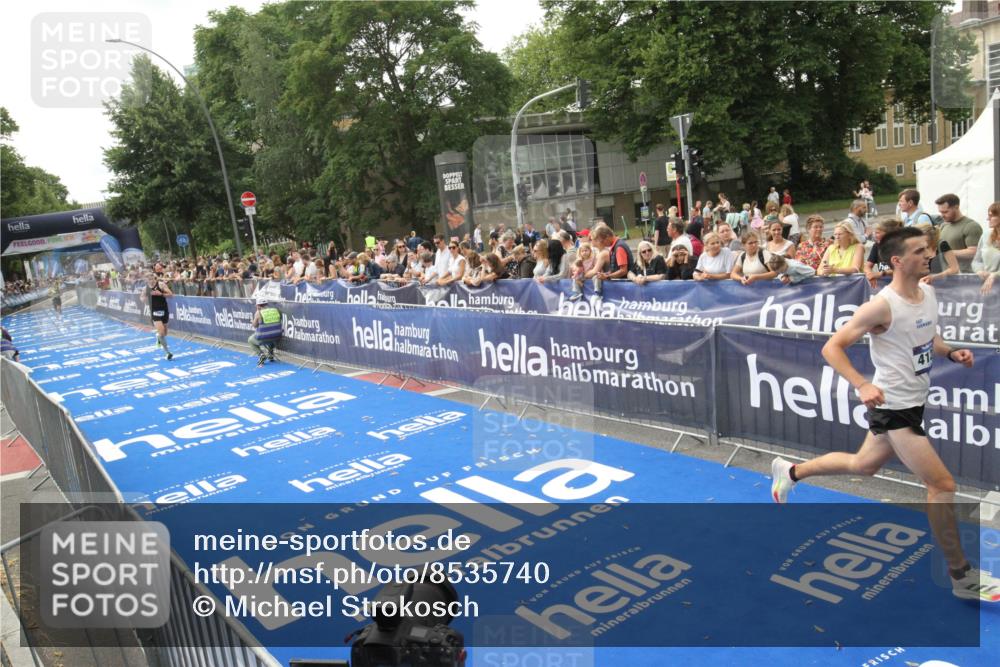 29.06.2025 - hella hamburg halbmarathon Michael Strokosch http://msf.ph/oto/8535740 29.06.2025 10:23:08 Ziel  meine-sportfotos.de