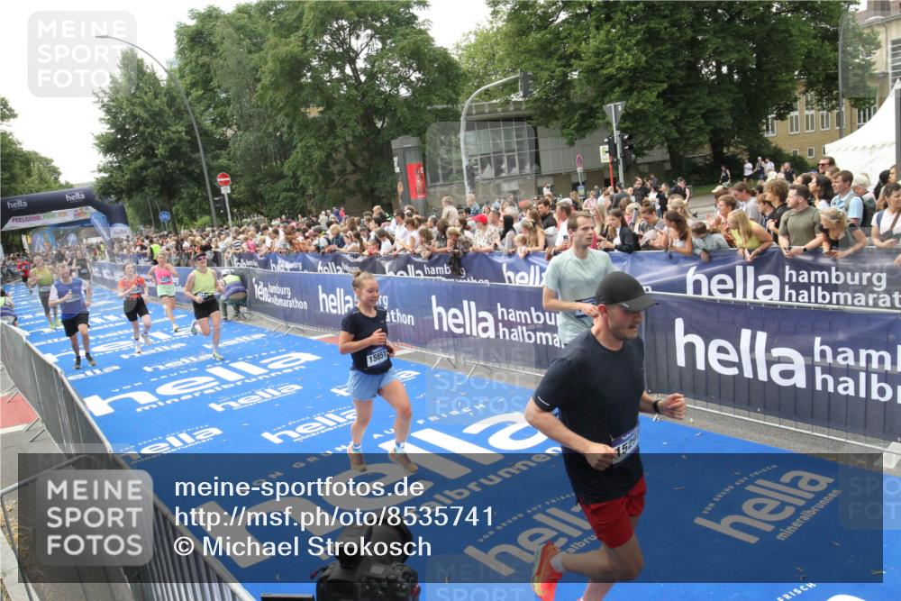 29.06.2025 - hella hamburg halbmarathon Michael Strokosch http://msf.ph/oto/8535741 29.06.2025 10:42:56 Ziel  meine-sportfotos.de