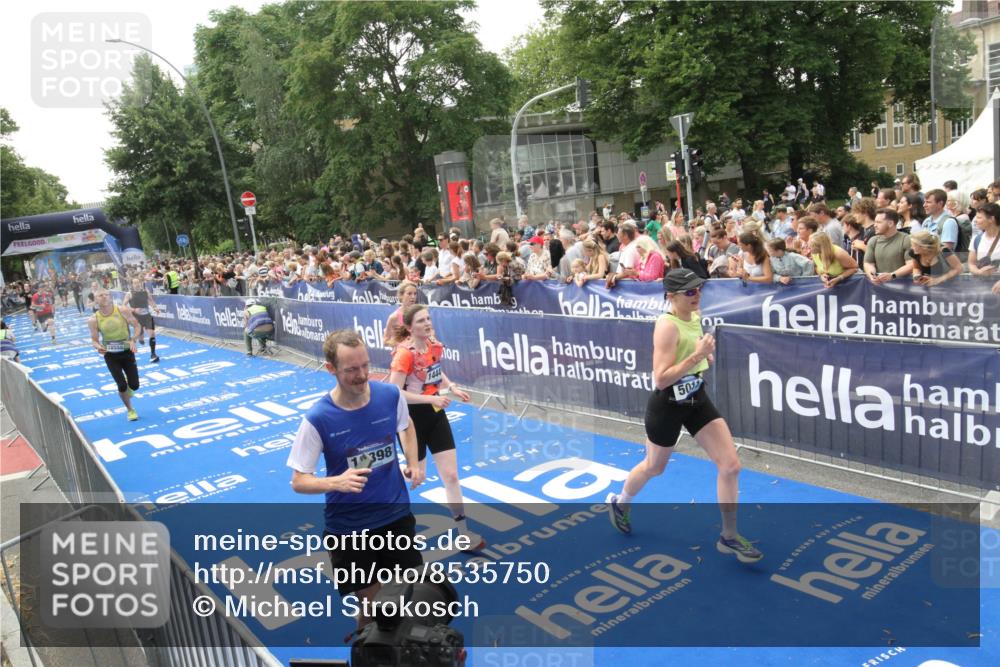 29.06.2025 - hella hamburg halbmarathon Michael Strokosch http://msf.ph/oto/8535750 29.06.2025 10:42:58 Ziel  meine-sportfotos.de