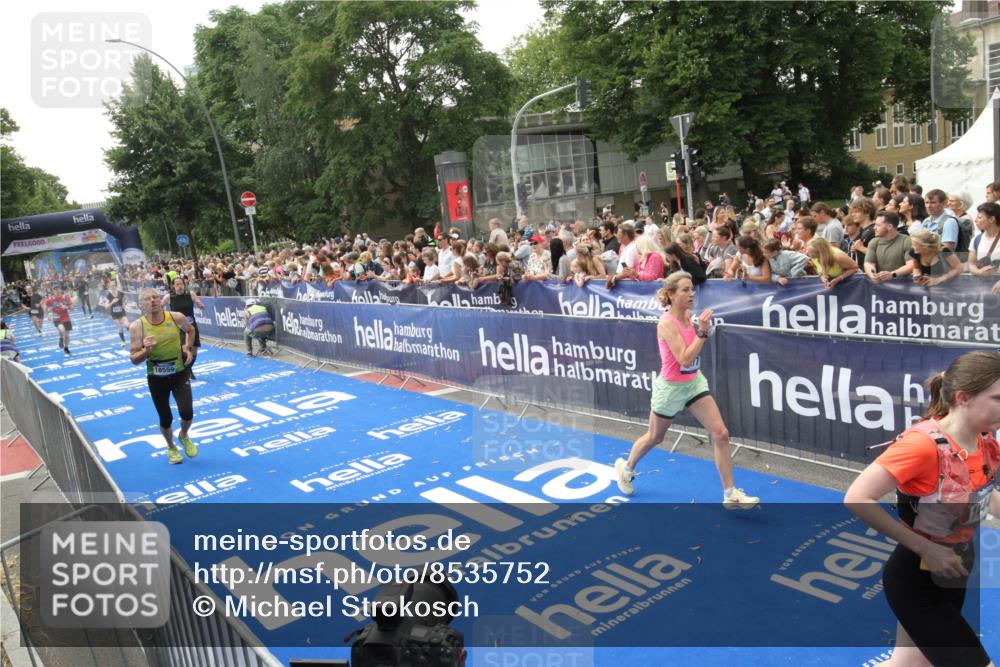 29.06.2025 - hella hamburg halbmarathon Michael Strokosch http://msf.ph/oto/8535752 29.06.2025 10:42:59 Ziel  meine-sportfotos.de