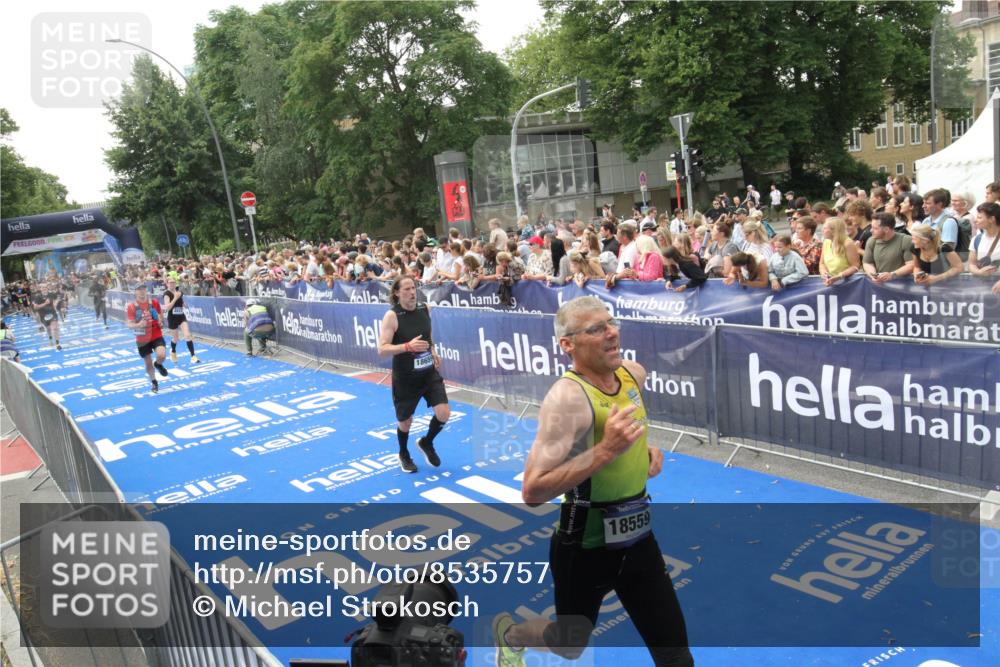 29.06.2025 - hella hamburg halbmarathon Michael Strokosch http://msf.ph/oto/8535757 29.06.2025 10:43:00 Ziel  meine-sportfotos.de