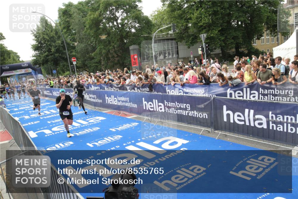 29.06.2025 - hella hamburg halbmarathon Michael Strokosch http://msf.ph/oto/8535765 29.06.2025 10:43:04 Ziel  meine-sportfotos.de