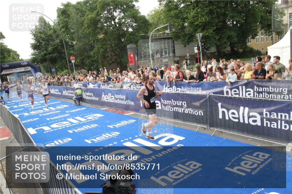 29.06.2025 - hella hamburg halbmarathon Michael Strokosch http://msf.ph/oto/8535771 29.06.2025 10:23:30 Ziel  meine-sportfotos.de