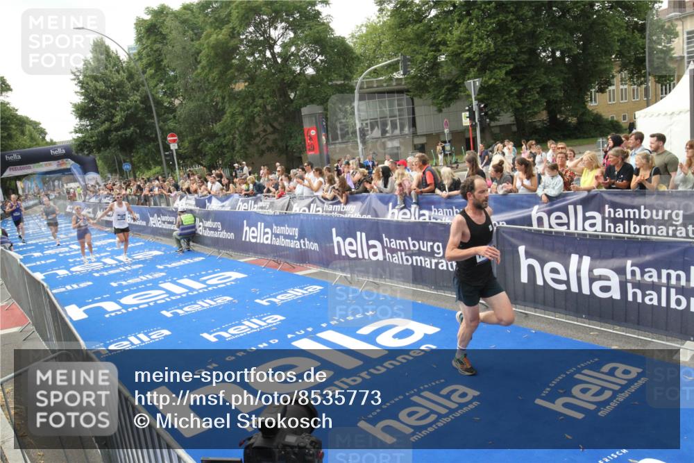 29.06.2025 - hella hamburg halbmarathon Michael Strokosch http://msf.ph/oto/8535773 29.06.2025 10:23:30 Ziel  meine-sportfotos.de