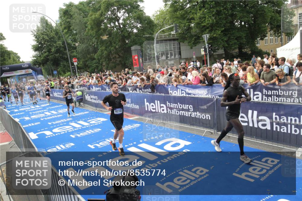 29.06.2025 - hella hamburg halbmarathon Michael Strokosch http://msf.ph/oto/8535774 29.06.2025 10:43:06 Ziel  meine-sportfotos.de