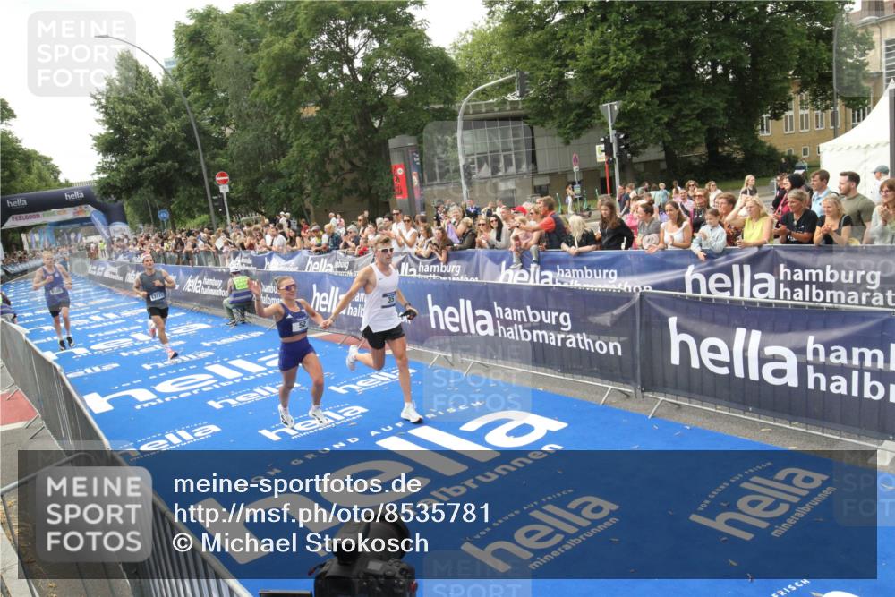 29.06.2025 - hella hamburg halbmarathon Michael Strokosch http://msf.ph/oto/8535781 29.06.2025 10:23:32 Ziel  meine-sportfotos.de