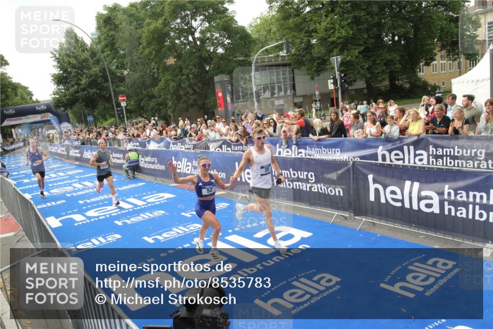 29.06.2025 - hella hamburg halbmarathon Michael Strokosch http://msf.ph/oto/8535783 29.06.2025 10:23:32 Ziel  meine-sportfotos.de
