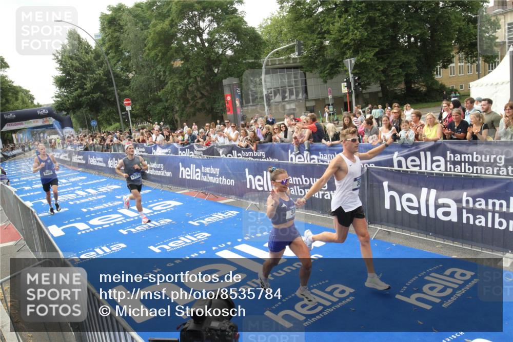 29.06.2025 - hella hamburg halbmarathon Michael Strokosch http://msf.ph/oto/8535784 29.06.2025 10:23:33 Ziel  meine-sportfotos.de