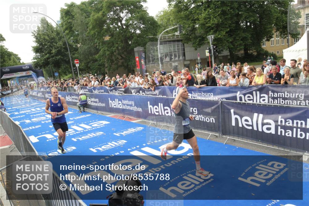 29.06.2025 - hella hamburg halbmarathon Michael Strokosch http://msf.ph/oto/8535788 29.06.2025 10:23:34 Ziel  meine-sportfotos.de