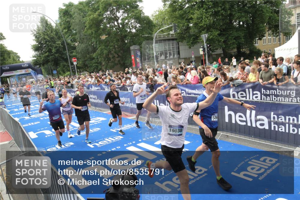 29.06.2025 - hella hamburg halbmarathon Michael Strokosch http://msf.ph/oto/8535791 29.06.2025 10:43:11 Ziel  meine-sportfotos.de