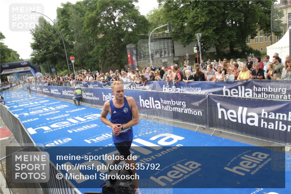 29.06.2025 - hella hamburg halbmarathon Michael Strokosch http://msf.ph/oto/8535792 29.06.2025 10:23:34 Ziel  meine-sportfotos.de