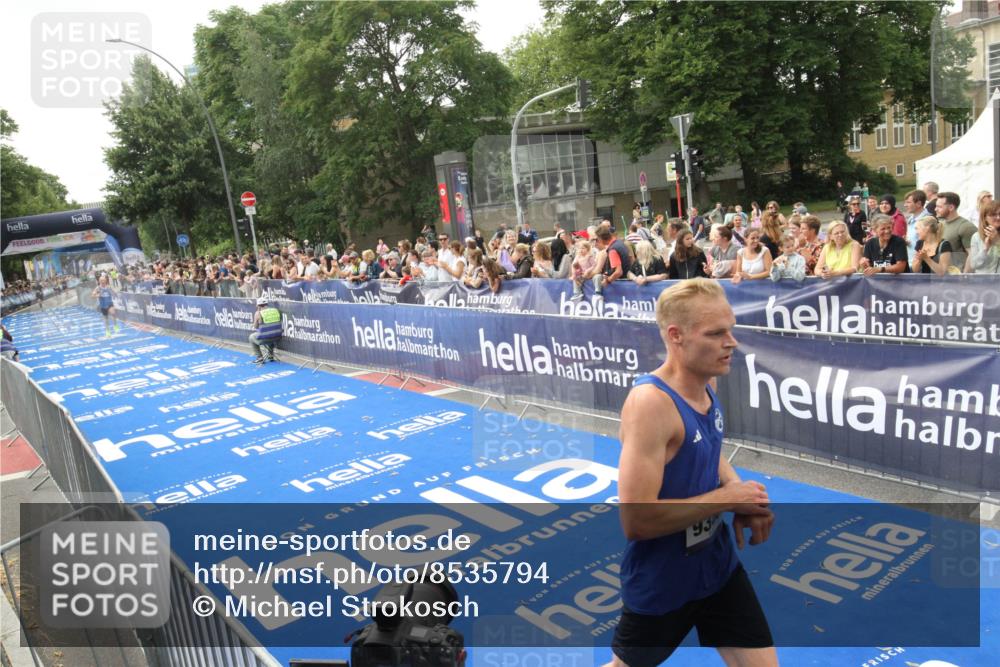 29.06.2025 - hella hamburg halbmarathon Michael Strokosch http://msf.ph/oto/8535794 29.06.2025 10:23:35 Ziel  meine-sportfotos.de