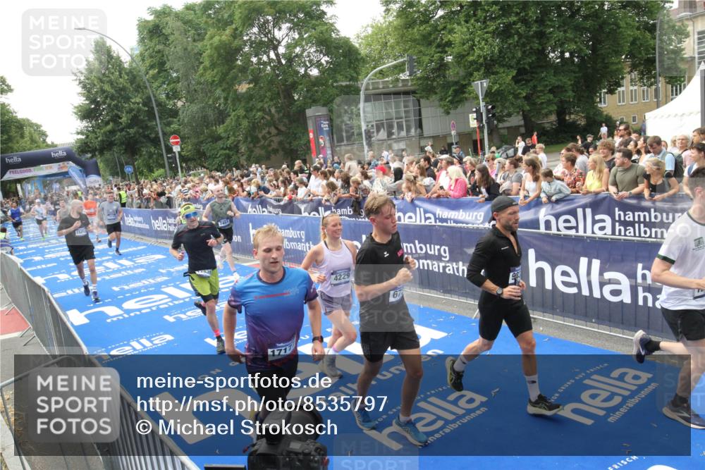 29.06.2025 - hella hamburg halbmarathon Michael Strokosch http://msf.ph/oto/8535797 29.06.2025 10:43:12 Ziel  meine-sportfotos.de