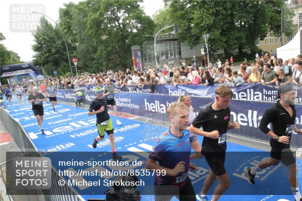 29.06.2025 - hella hamburg halbmarathon Michael Strokosch http://msf.ph/oto/8535799 29.06.2025 10:43:13 Ziel  meine-sportfotos.de