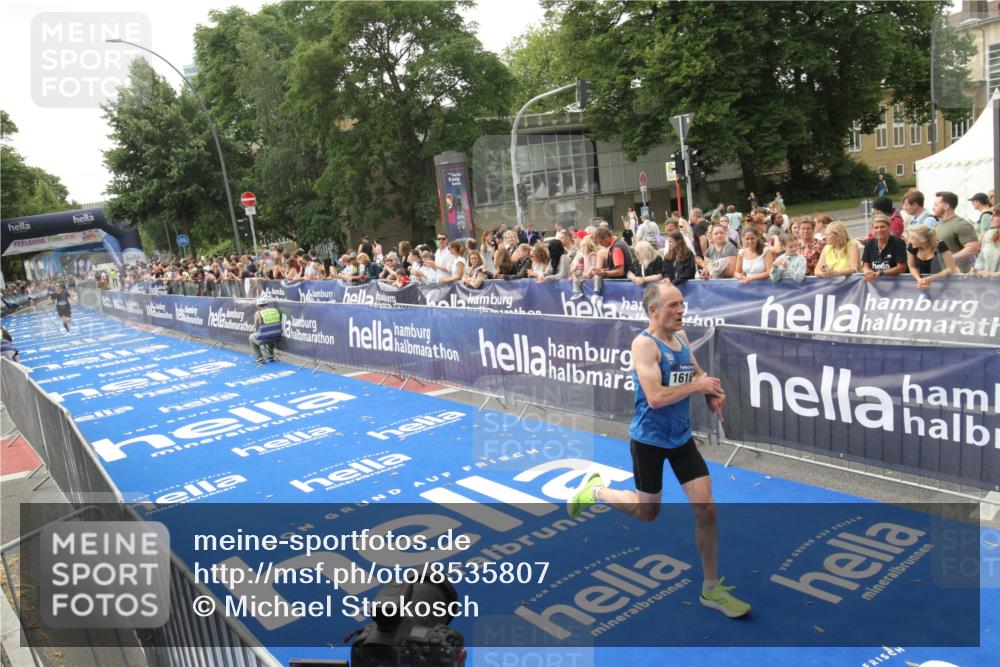29.06.2025 - hella hamburg halbmarathon Michael Strokosch http://msf.ph/oto/8535807 29.06.2025 10:23:40 Ziel  meine-sportfotos.de