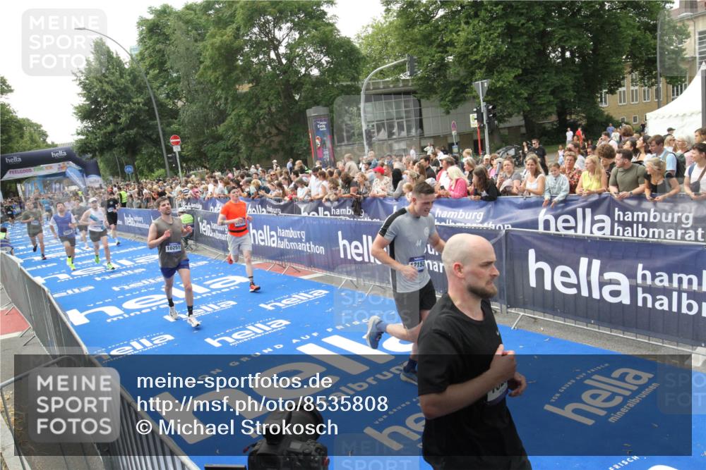 29.06.2025 - hella hamburg halbmarathon Michael Strokosch http://msf.ph/oto/8535808 29.06.2025 10:43:15 Ziel  meine-sportfotos.de