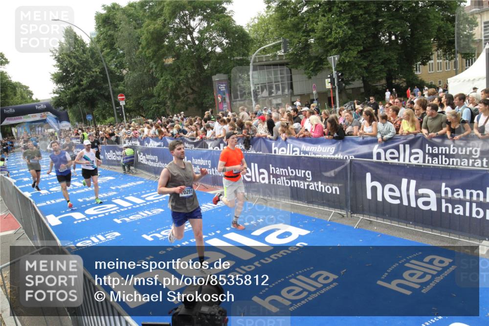 29.06.2025 - hella hamburg halbmarathon Michael Strokosch http://msf.ph/oto/8535812 29.06.2025 10:43:16 Ziel  meine-sportfotos.de