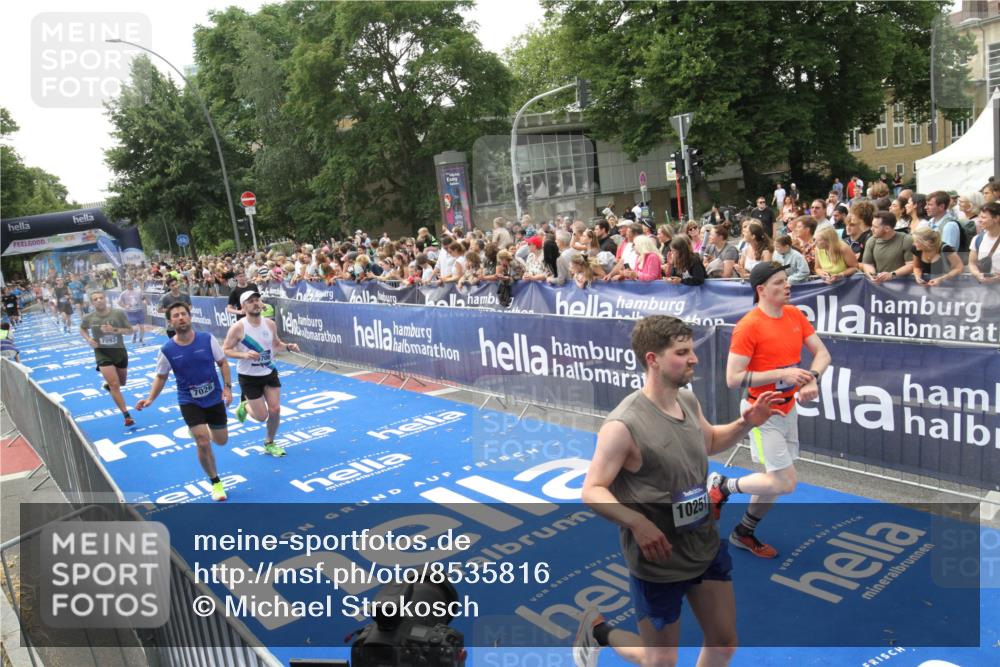 29.06.2025 - hella hamburg halbmarathon Michael Strokosch http://msf.ph/oto/8535816 29.06.2025 10:43:17 Ziel  meine-sportfotos.de
