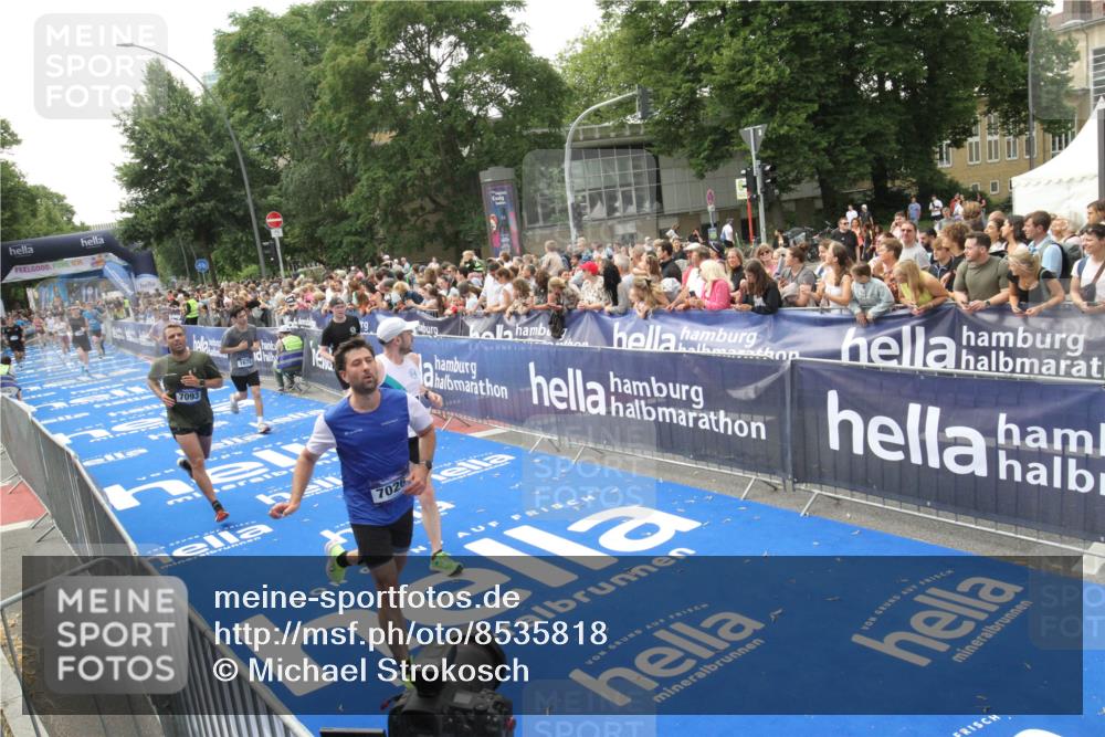 29.06.2025 - hella hamburg halbmarathon Michael Strokosch http://msf.ph/oto/8535818 29.06.2025 10:43:18 Ziel  meine-sportfotos.de
