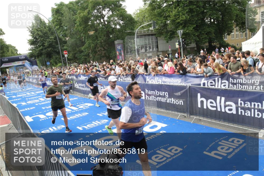 29.06.2025 - hella hamburg halbmarathon Michael Strokosch http://msf.ph/oto/8535819 29.06.2025 10:43:18 Ziel  meine-sportfotos.de