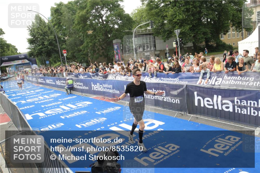 29.06.2025 - hella hamburg halbmarathon Michael Strokosch http://msf.ph/oto/8535820 29.06.2025 10:23:45 Ziel  meine-sportfotos.de