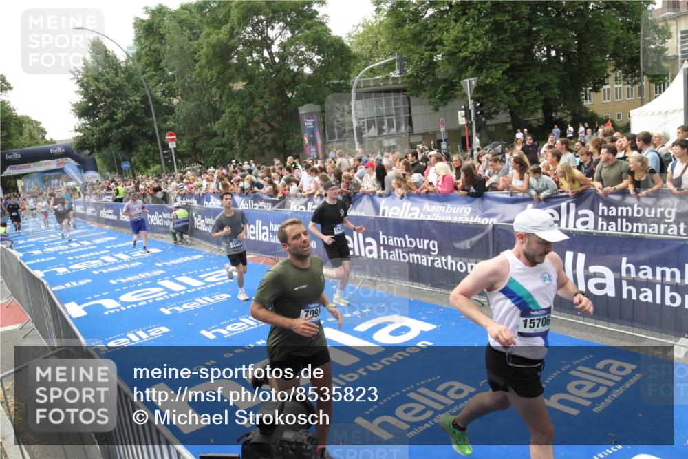 29.06.2025 - hella hamburg halbmarathon Michael Strokosch http://msf.ph/oto/8535823 29.06.2025 10:43:19 Ziel  meine-sportfotos.de