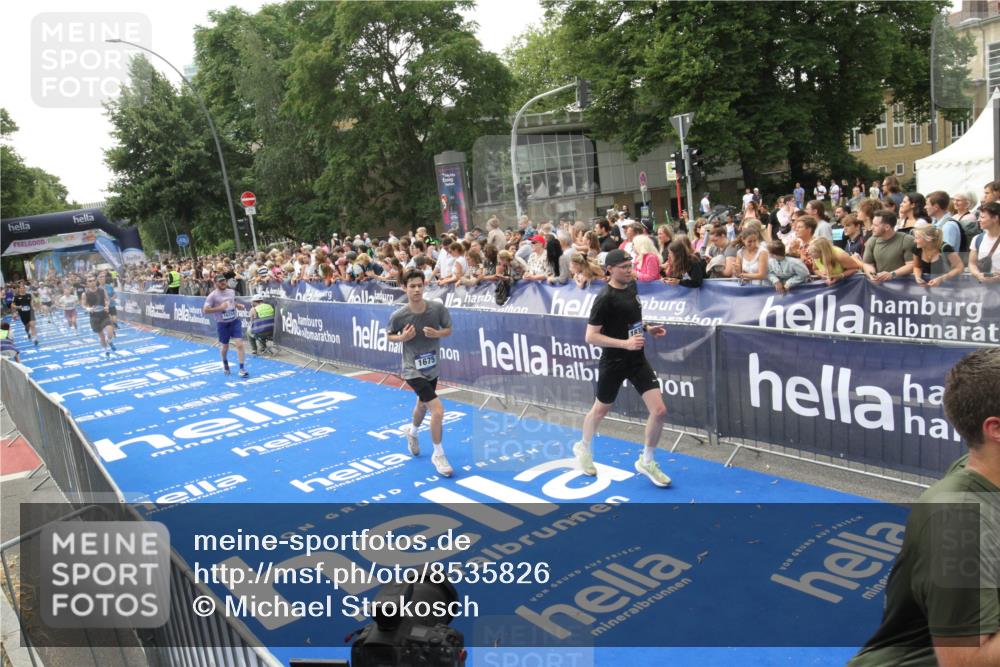 29.06.2025 - hella hamburg halbmarathon Michael Strokosch http://msf.ph/oto/8535826 29.06.2025 10:43:19 Ziel  meine-sportfotos.de