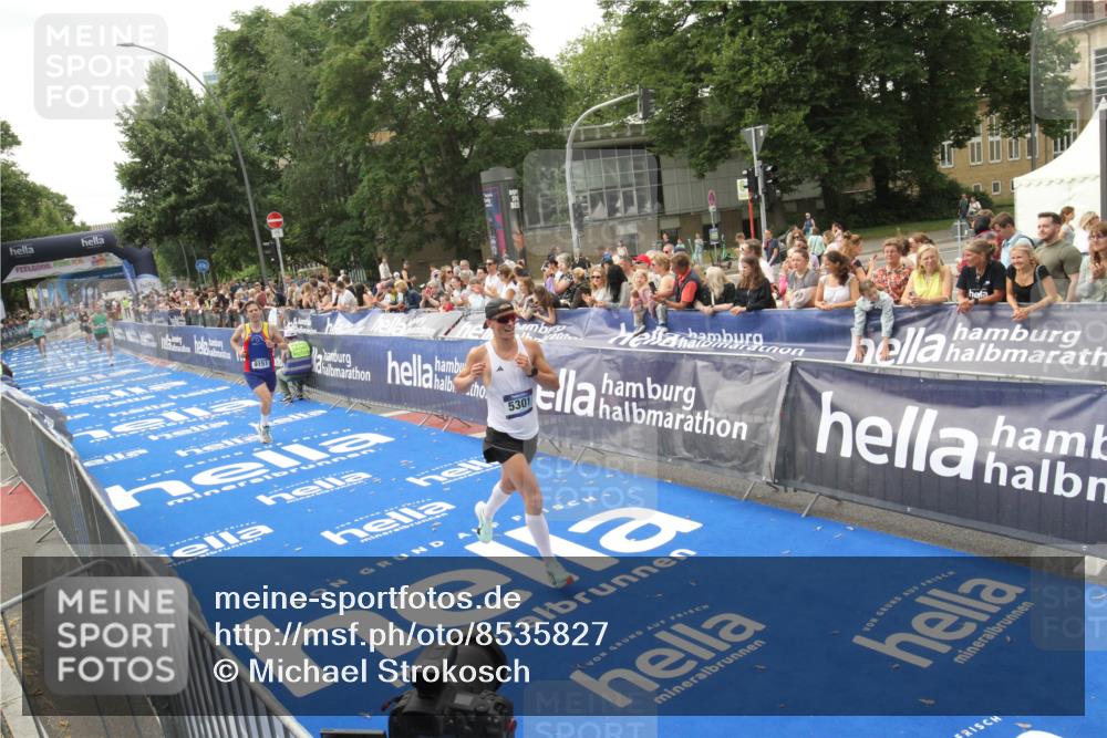 29.06.2025 - hella hamburg halbmarathon Michael Strokosch http://msf.ph/oto/8535827 29.06.2025 10:23:48 Ziel  meine-sportfotos.de