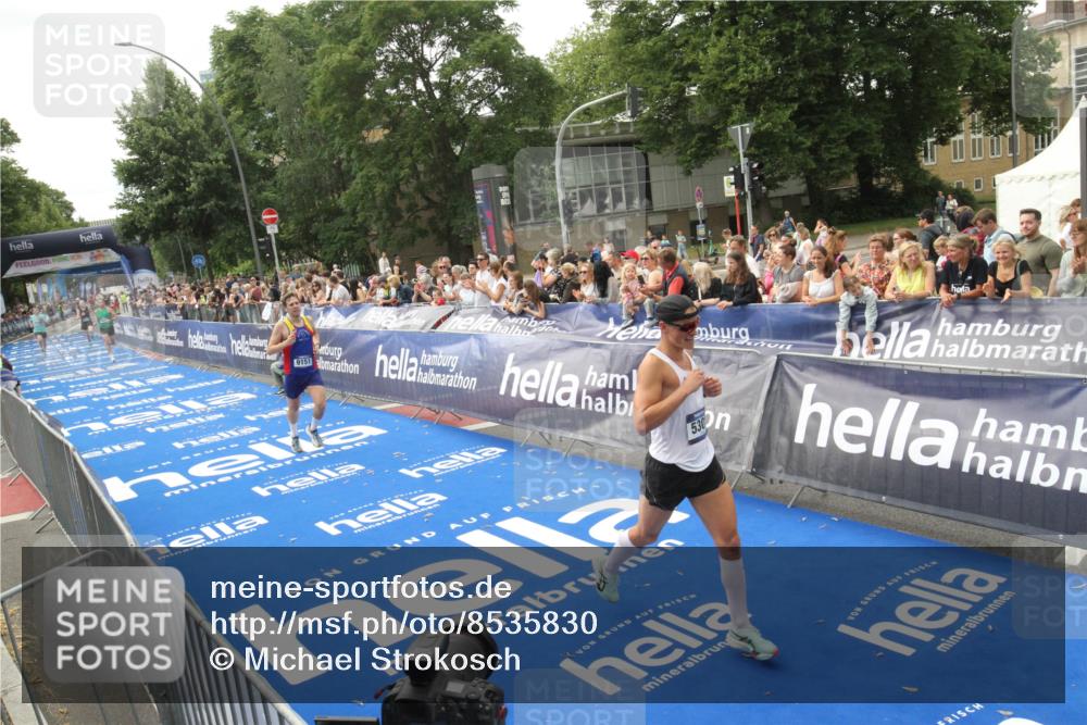 29.06.2025 - hella hamburg halbmarathon Michael Strokosch http://msf.ph/oto/8535830 29.06.2025 10:23:49 Ziel  meine-sportfotos.de