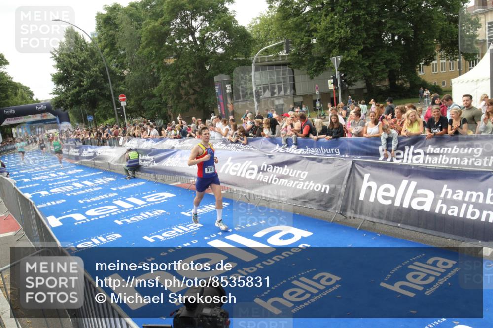 29.06.2025 - hella hamburg halbmarathon Michael Strokosch http://msf.ph/oto/8535831 29.06.2025 10:23:49 Ziel  meine-sportfotos.de