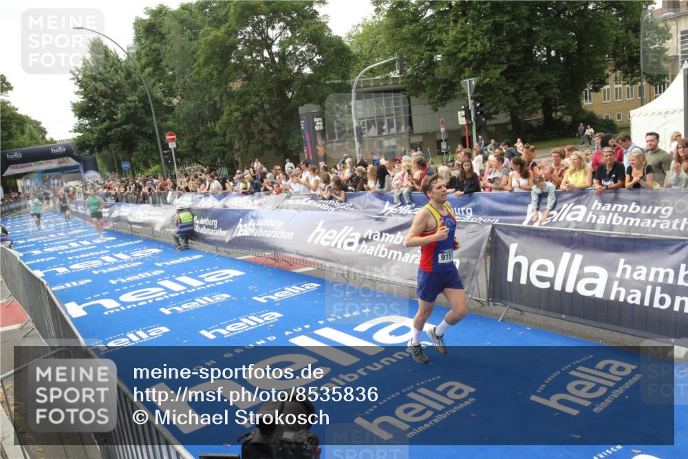 29.06.2025 - hella hamburg halbmarathon Michael Strokosch http://msf.ph/oto/8535836 29.06.2025 10:23:50 Ziel  meine-sportfotos.de