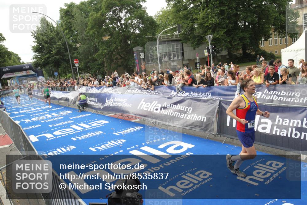 29.06.2025 - hella hamburg halbmarathon Michael Strokosch http://msf.ph/oto/8535837 29.06.2025 10:23:50 Ziel  meine-sportfotos.de