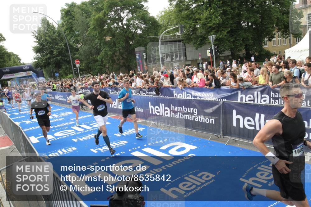 29.06.2025 - hella hamburg halbmarathon Michael Strokosch http://msf.ph/oto/8535842 29.06.2025 10:43:24 Ziel  meine-sportfotos.de