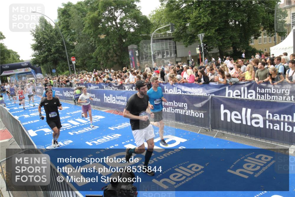 29.06.2025 - hella hamburg halbmarathon Michael Strokosch http://msf.ph/oto/8535844 29.06.2025 10:43:25 Ziel  meine-sportfotos.de