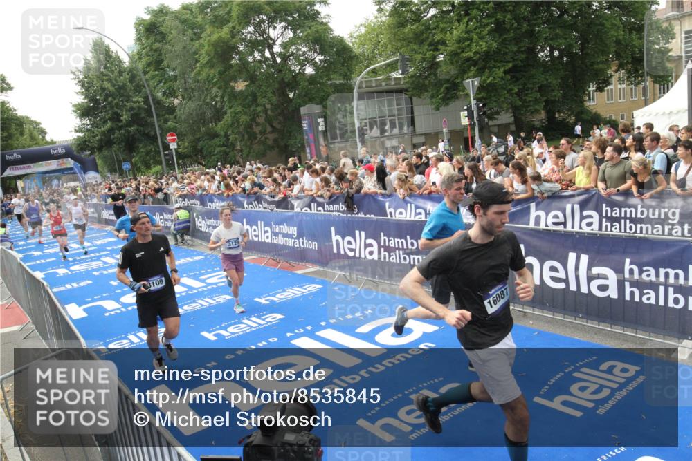 29.06.2025 - hella hamburg halbmarathon Michael Strokosch http://msf.ph/oto/8535845 29.06.2025 10:43:25 Ziel  meine-sportfotos.de