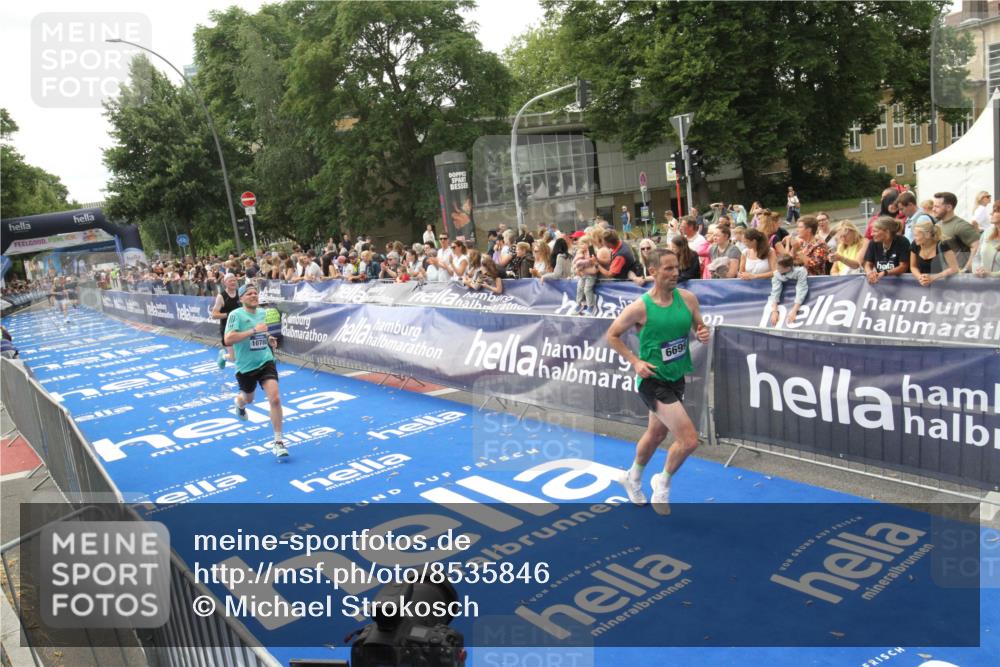 29.06.2025 - hella hamburg halbmarathon Michael Strokosch http://msf.ph/oto/8535846 29.06.2025 10:23:54 Ziel  meine-sportfotos.de