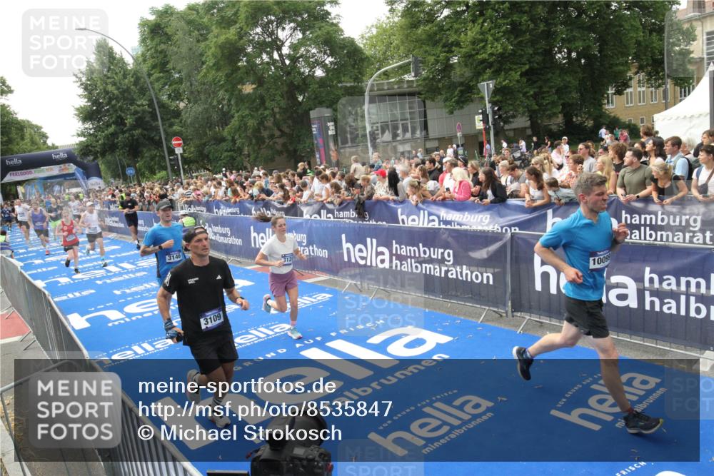 29.06.2025 - hella hamburg halbmarathon Michael Strokosch http://msf.ph/oto/8535847 29.06.2025 10:43:25 Ziel  meine-sportfotos.de