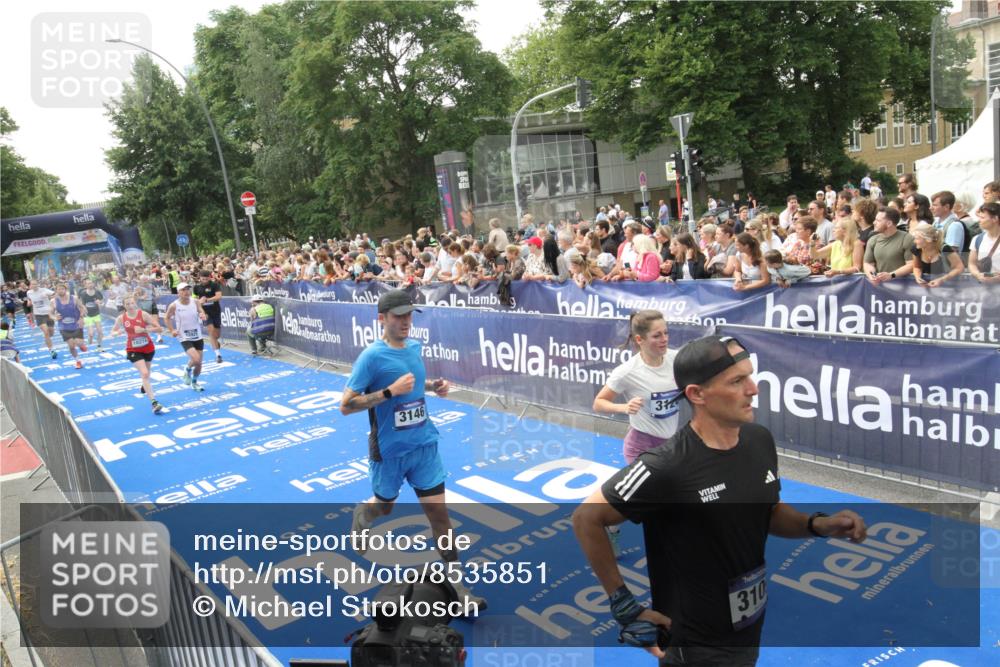 29.06.2025 - hella hamburg halbmarathon Michael Strokosch http://msf.ph/oto/8535851 29.06.2025 10:43:26 Ziel  meine-sportfotos.de