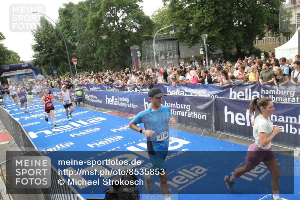 29.06.2025 - hella hamburg halbmarathon Michael Strokosch http://msf.ph/oto/8535853 29.06.2025 10:43:26 Ziel  meine-sportfotos.de