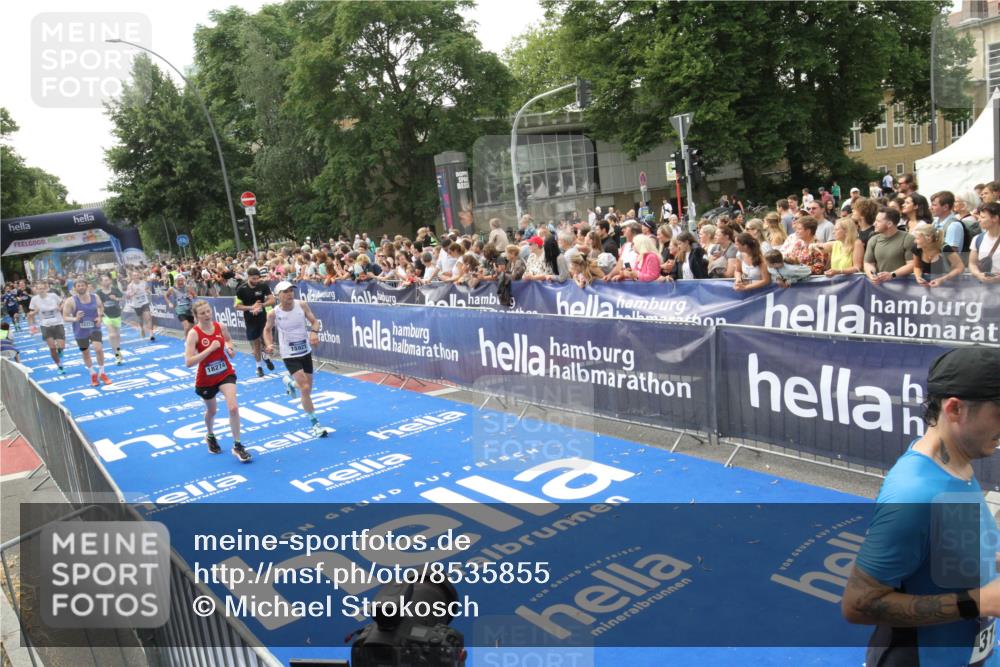 29.06.2025 - hella hamburg halbmarathon Michael Strokosch http://msf.ph/oto/8535855 29.06.2025 10:43:27 Ziel  meine-sportfotos.de
