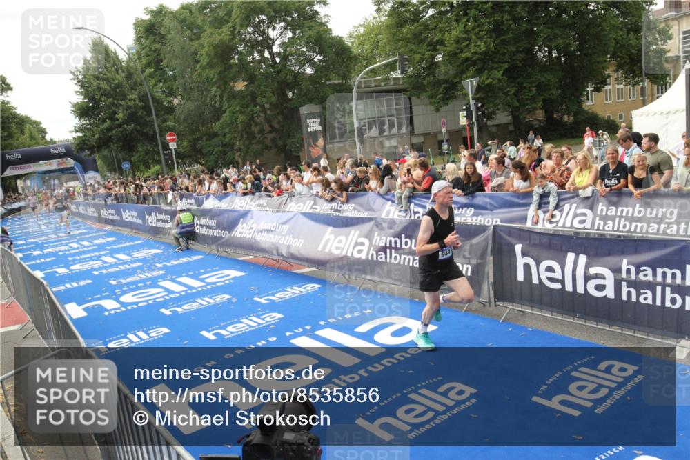 29.06.2025 - hella hamburg halbmarathon Michael Strokosch http://msf.ph/oto/8535856 29.06.2025 10:23:56 Ziel  meine-sportfotos.de