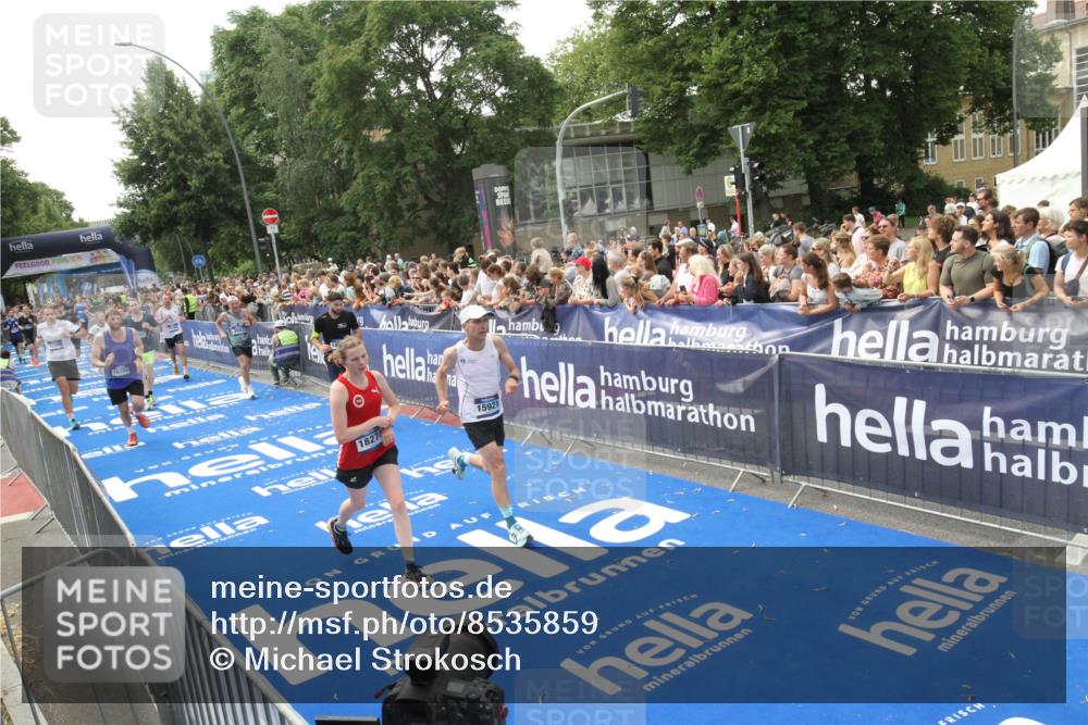 29.06.2025 - hella hamburg halbmarathon Michael Strokosch http://msf.ph/oto/8535859 29.06.2025 10:43:28 Ziel  meine-sportfotos.de