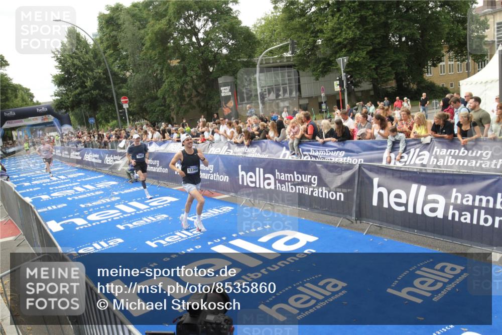 29.06.2025 - hella hamburg halbmarathon Michael Strokosch http://msf.ph/oto/8535860 29.06.2025 10:23:59 Ziel  meine-sportfotos.de