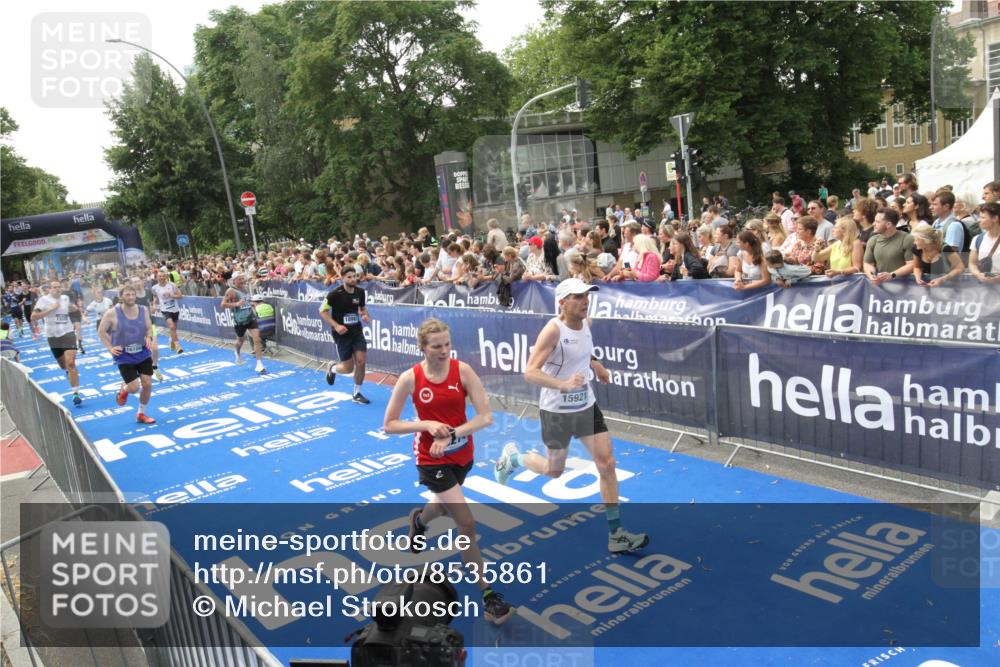 29.06.2025 - hella hamburg halbmarathon Michael Strokosch http://msf.ph/oto/8535861 29.06.2025 10:43:28 Ziel  meine-sportfotos.de